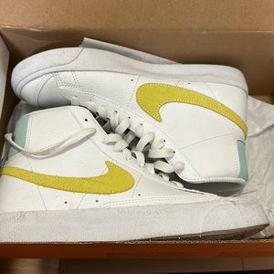 Nike Women’s Mid Blazer 77